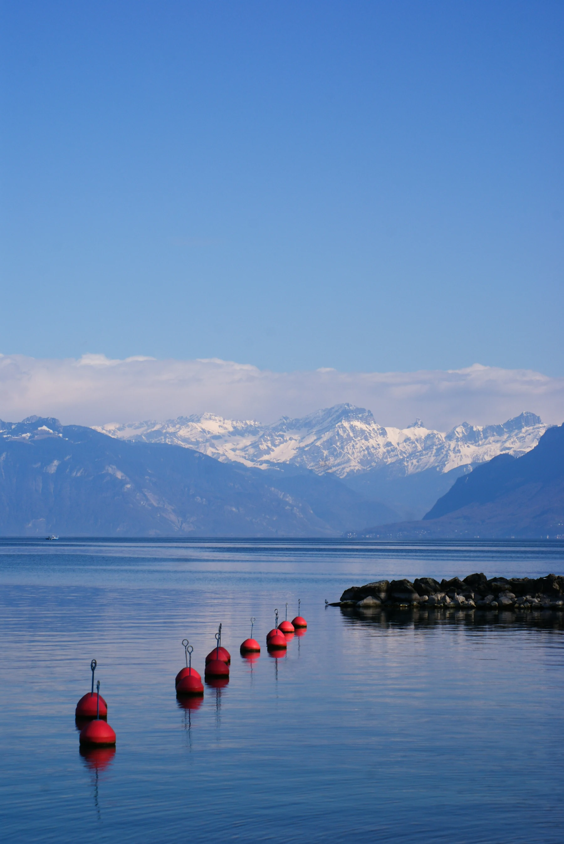Le Léman et les Alpes au petit matin